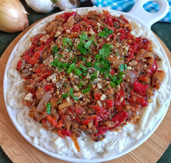 Erişteli Köz Patlıcan ve Kapya Biberli Salata Tarifi - 2