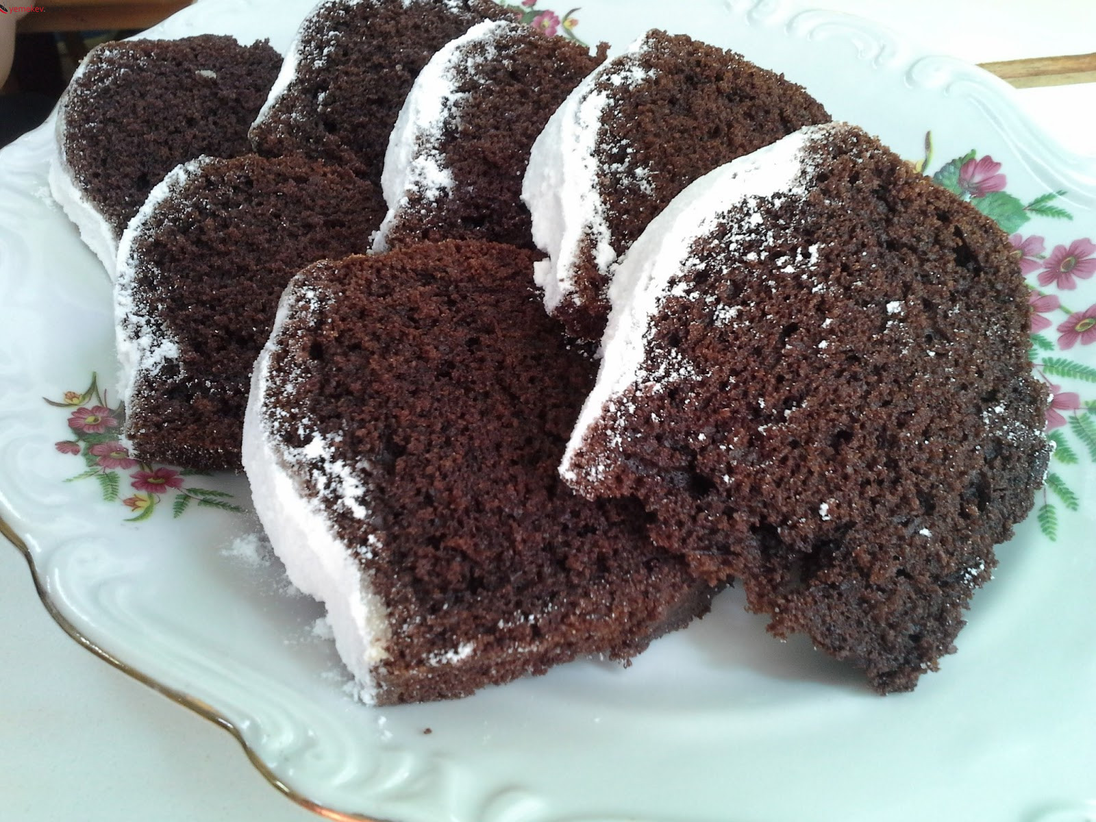 İki Malzemeli Çikolatalı Kek Tarifi - 2