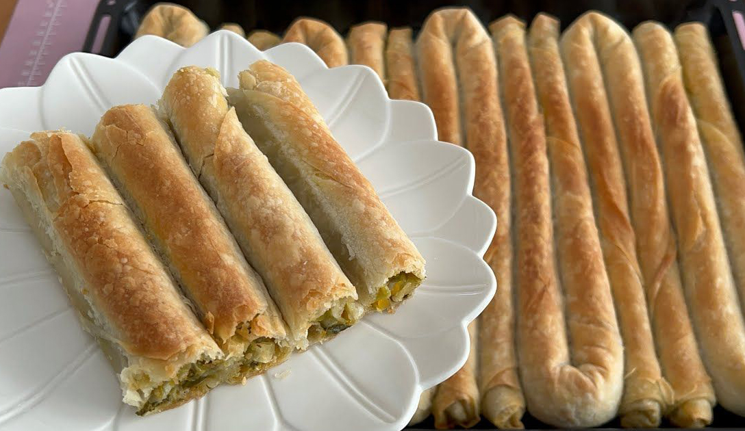 Hazır Yufka İle El Açması Pırasalı Börek Tarifi - 1