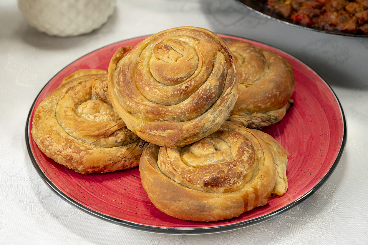 El Açması Ispanaklı Börek Tarifi - 1