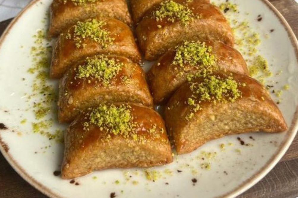 Kıyır Kıyır Baklava Lezzetinde Ay Tatlısı Tarifi - 1