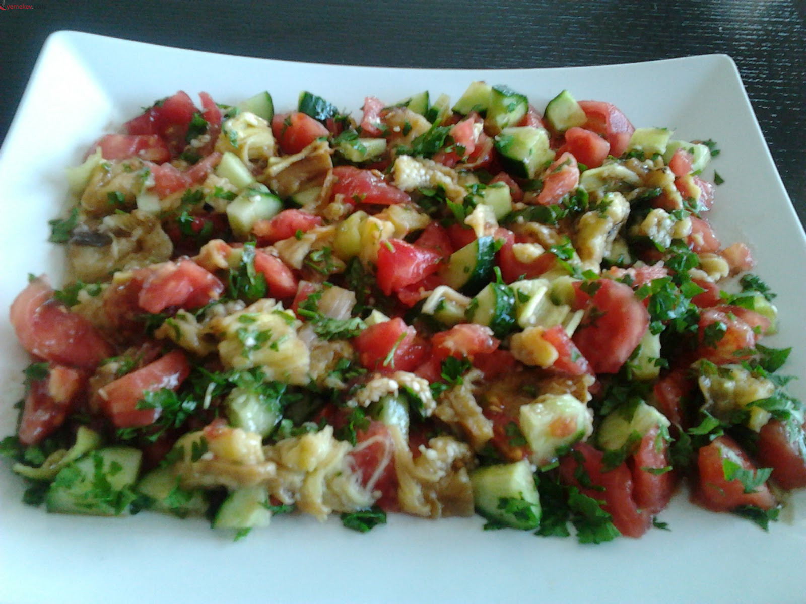 Közlenmiş Patlıcan Salatası Tarifi - 6